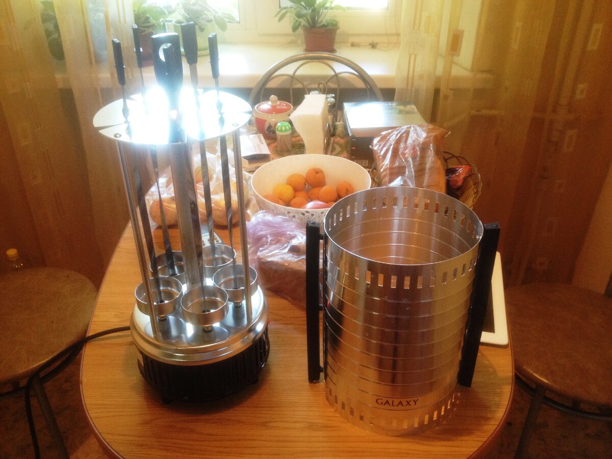 Электрошашлычница и защитный "колпак"