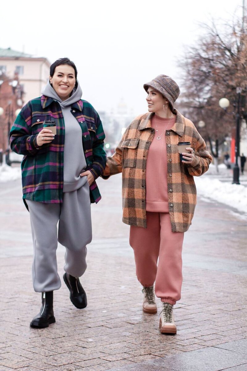 И носить куртки-рубашки можно в любом размере! На фото слева модель 54 размера. Фото из Instagram @oy.devochki