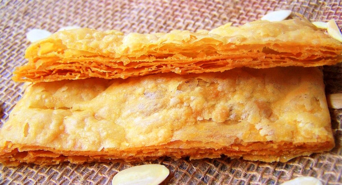 Фото из открытых источников. Газпен был таким же слоеным и нежно-сладким, но увы ныне рецепт его приготовления безвозвратно утерян. 