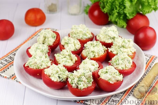 помидоры, куриное филе, сыр плавленый, яйца, зелень укропа, чеснок, майонез, лавровый лист, перец душистый горошком, соль, перец чёрный молотый