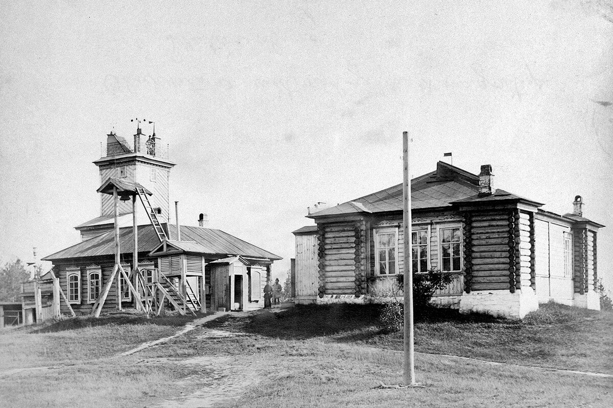 Метеостанция на Обсерваторской горке в 1890 году. В этих двух деревянных домиках обсерватория размещалась начиная с момента своего создания в 1836 году. Фотография из открытых источников