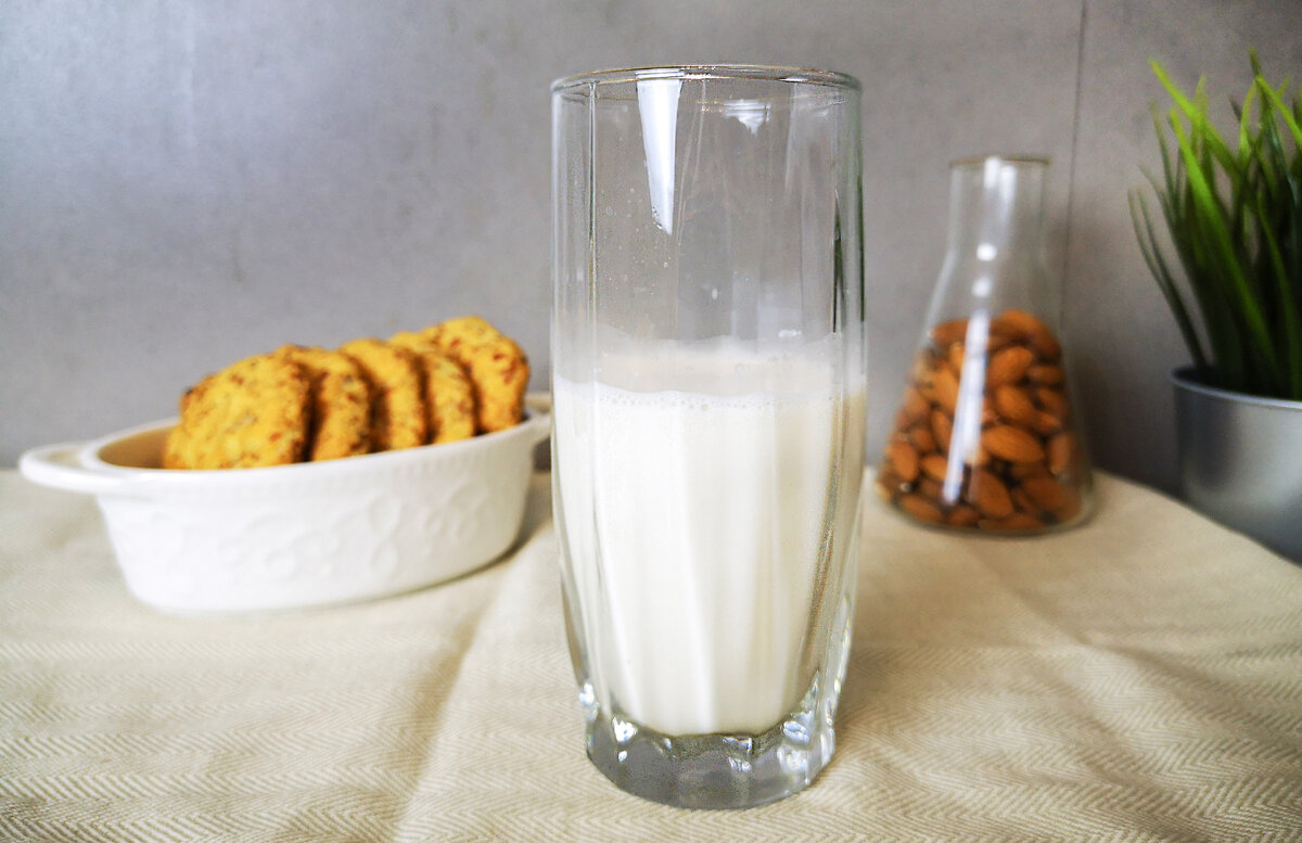 Растительное молоко из миндаля.