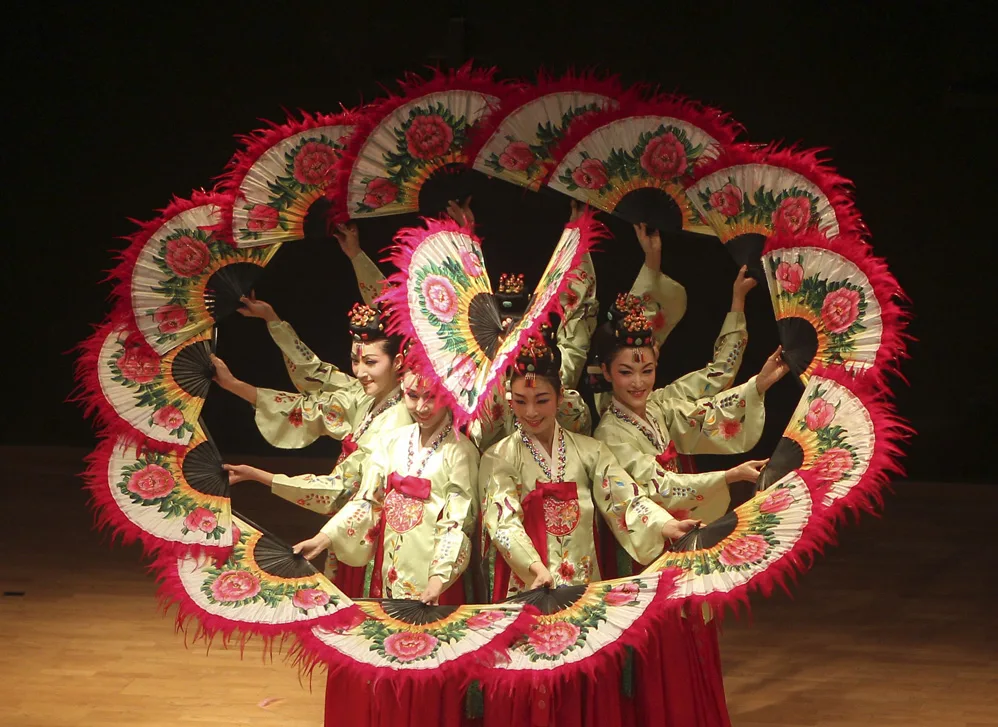 Музыка для танца бабочек. Корейские традиционные танцы. Народные танцы Кореи. Танец с веерами китайский национальный. Корейский танец с веерами.