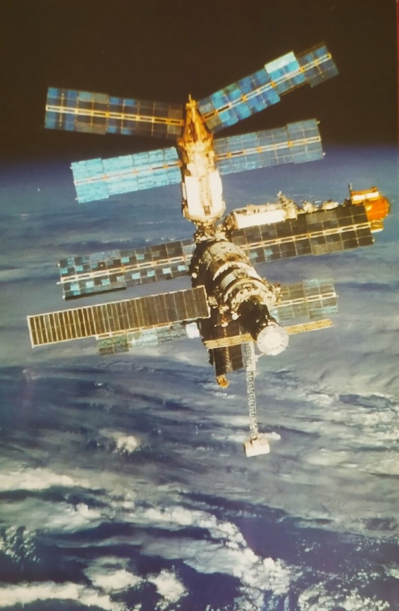 Орбитальная станция "Мир" - фото сделано в открытом космосе. Музей космонавтики Архипо-Осиповка