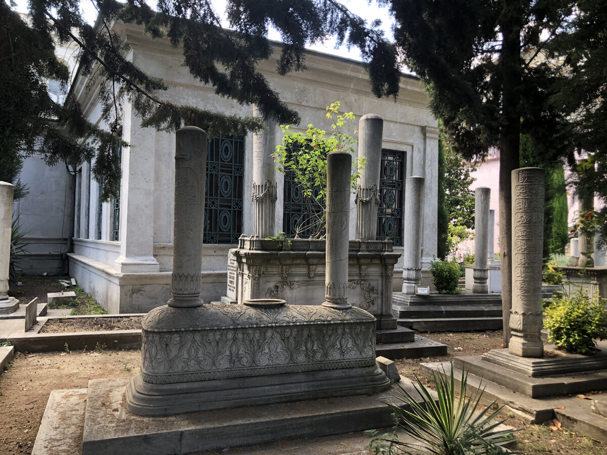 Кладбище возле музея Мевлеви.