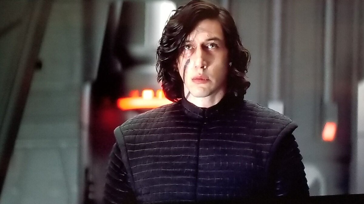 В кинозале стоял смех, когда герой снял маску...