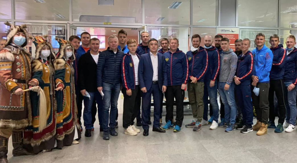 В аэропорту Якутска спортсменов встретил замминистра по физической культуре и спорту региона Александр Бугаев. Биатлонистов торжественно приветствовали якуты в национальных костюмах