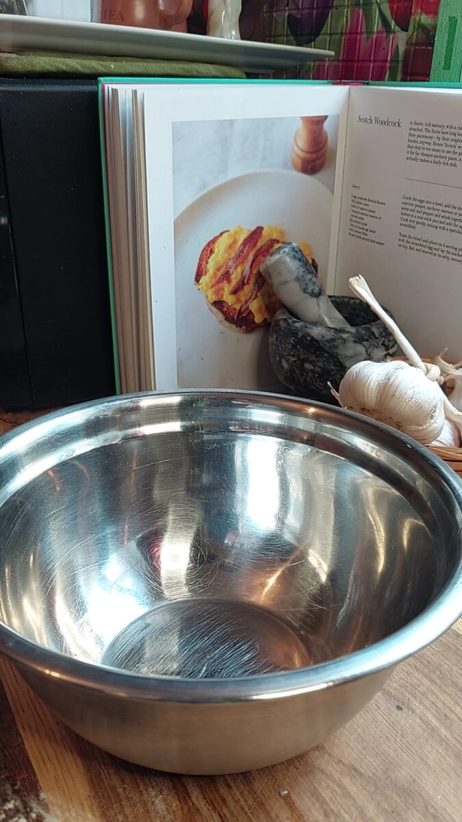 В этой миске я готовил салаты, смешивал соуса, панировал и мариновал, одна из самых многофункциональных вещей на кухне 