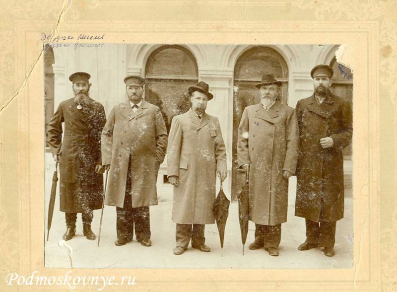 Почему у половины персонажей пальто на женскую сторону - не знаю)