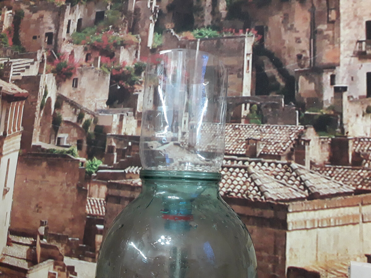 Самодельная воронка уместилась в горлышке банки