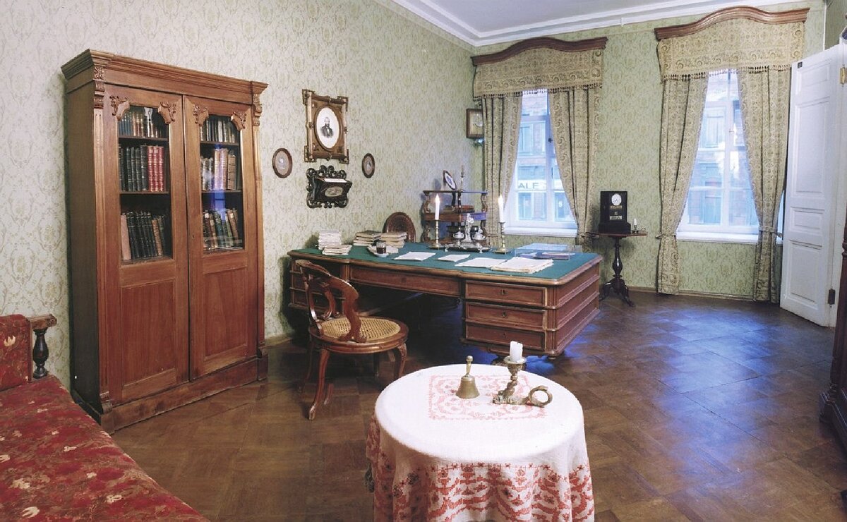 Пресса тех лет пестрит возмущенными заметками вроде: «Иные дома стоят еще без дверей и окон, из них тянет, как из погребов, сыростью и холодом, а уже в газетах пестреют объявления о сдаче квартир в них. Нарасхват идут!» Возможно, и сам Достоевский жил в одном из таких не слишком качественных домов. На фото его последняя квартира в Петербурге, в Кузнечном переулке, 5.