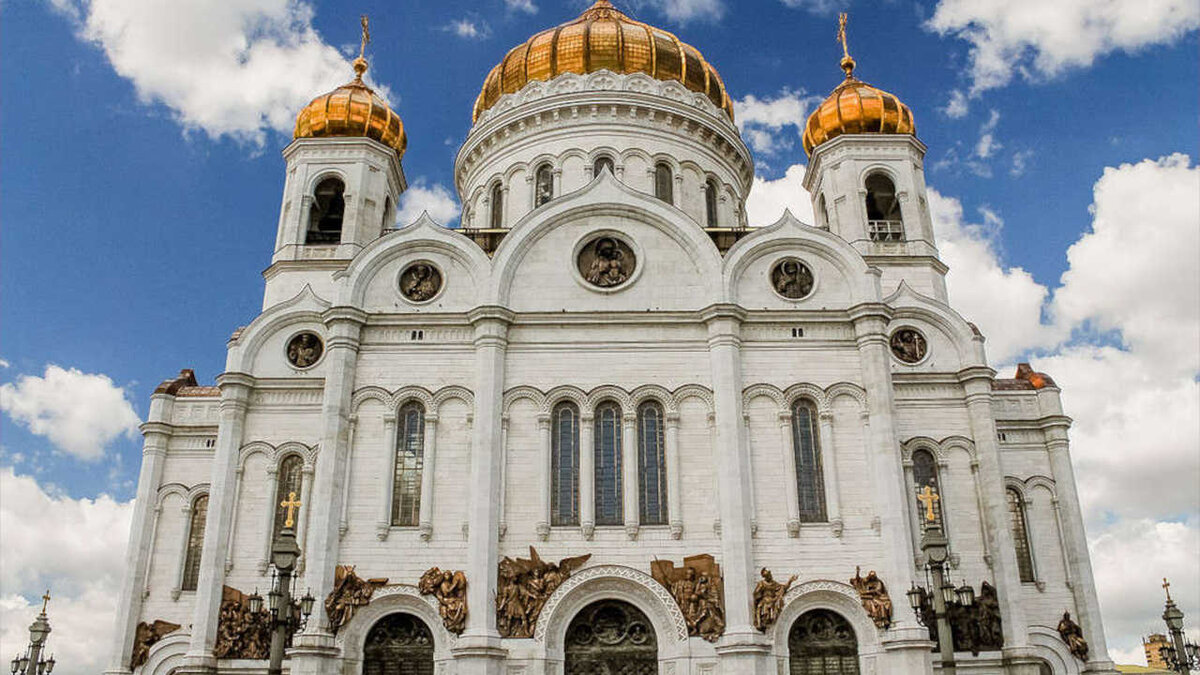 Храм Христа Спасителя в Москве с золотыми куполами церкви