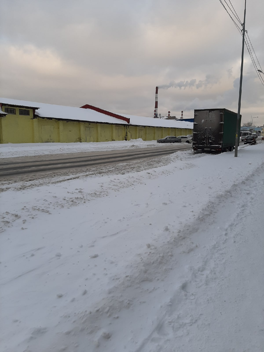 Буквально одним днём завалило. И это уже дорогу почистили