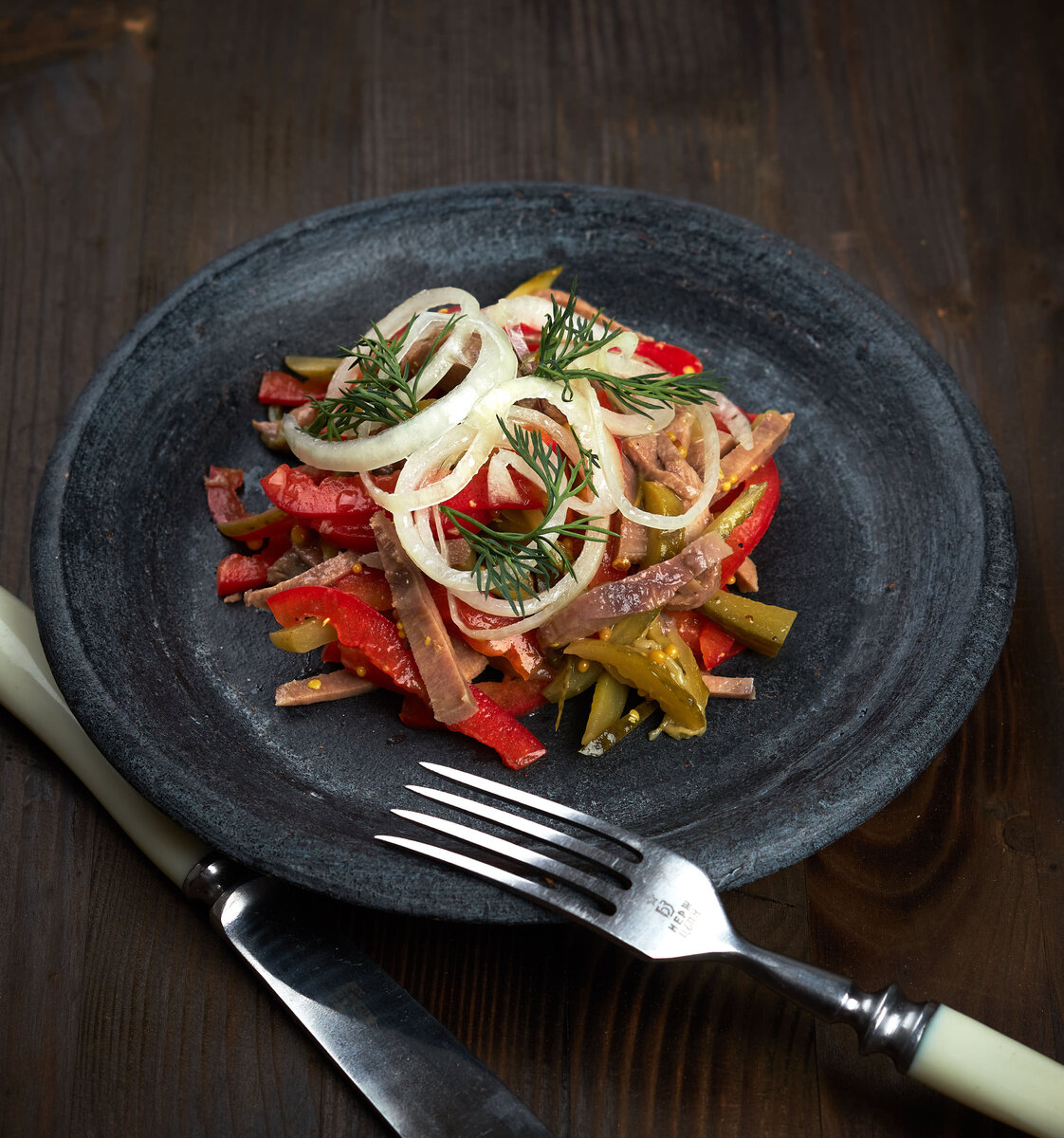 Салат не только дерзкий на вкус, но и выглядит максимально ярко и привлекательно) Фото автора