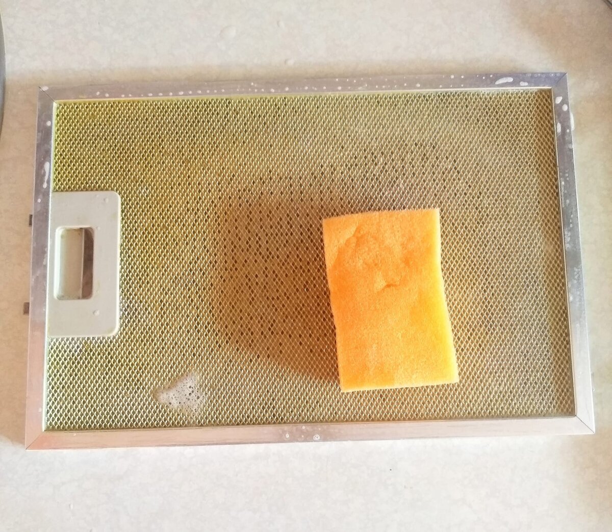 С ободков решетки жирную грязь очистила. Там был толстый слой жирной "желтизны"