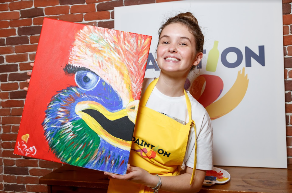 Гостям творческого мастер-класса совсем не обязательно уметь рисовать. Благодаря помощи ведущих у каждого получится настоящая картина, которую можно повесить у себя дома
