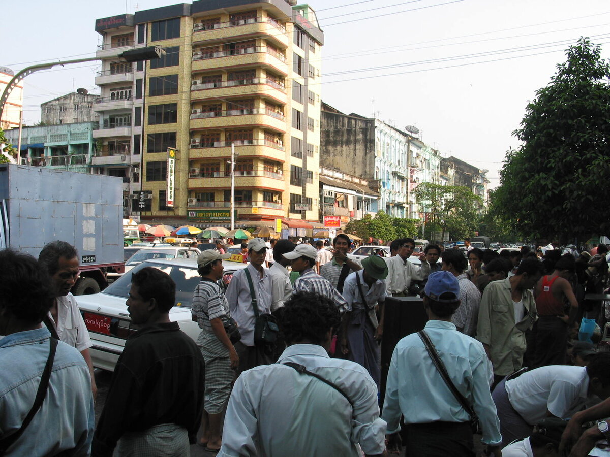 Мьянманцы за власть военных