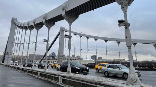 Иду через мост в Третьяковку