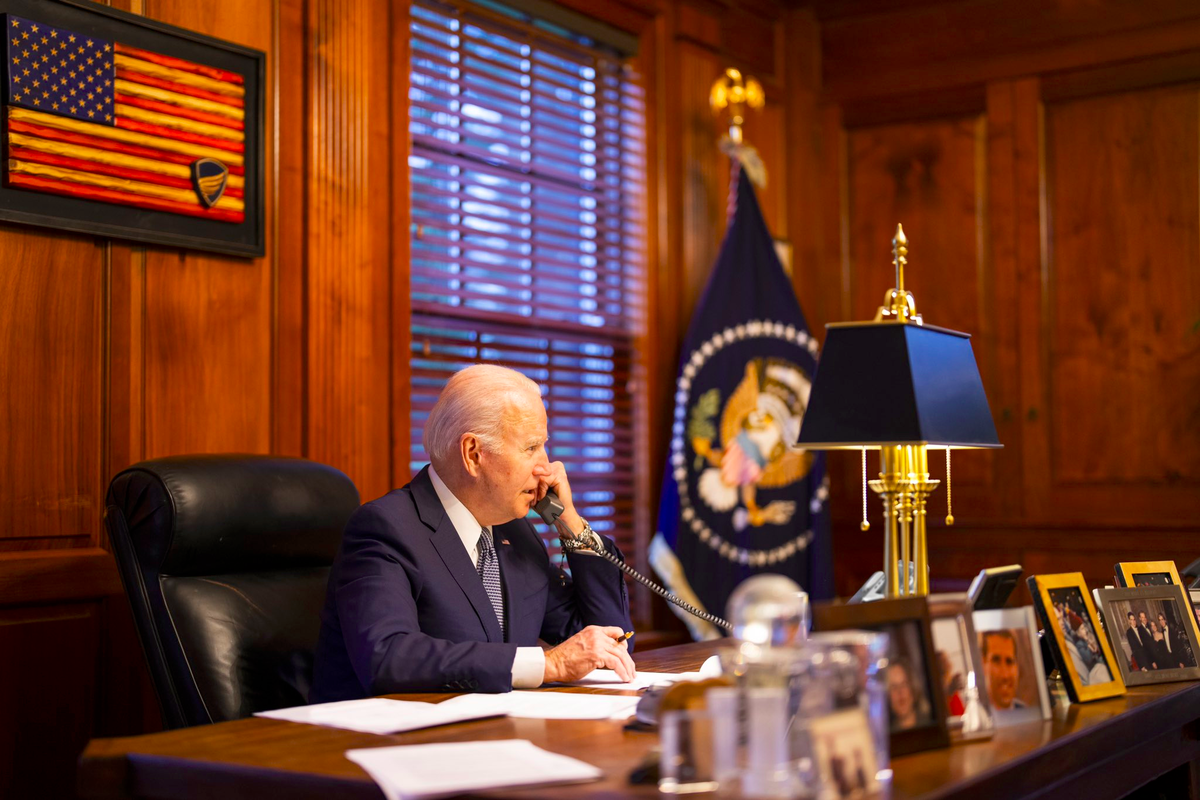 Президент США во время телефонного разговора с Путиным.