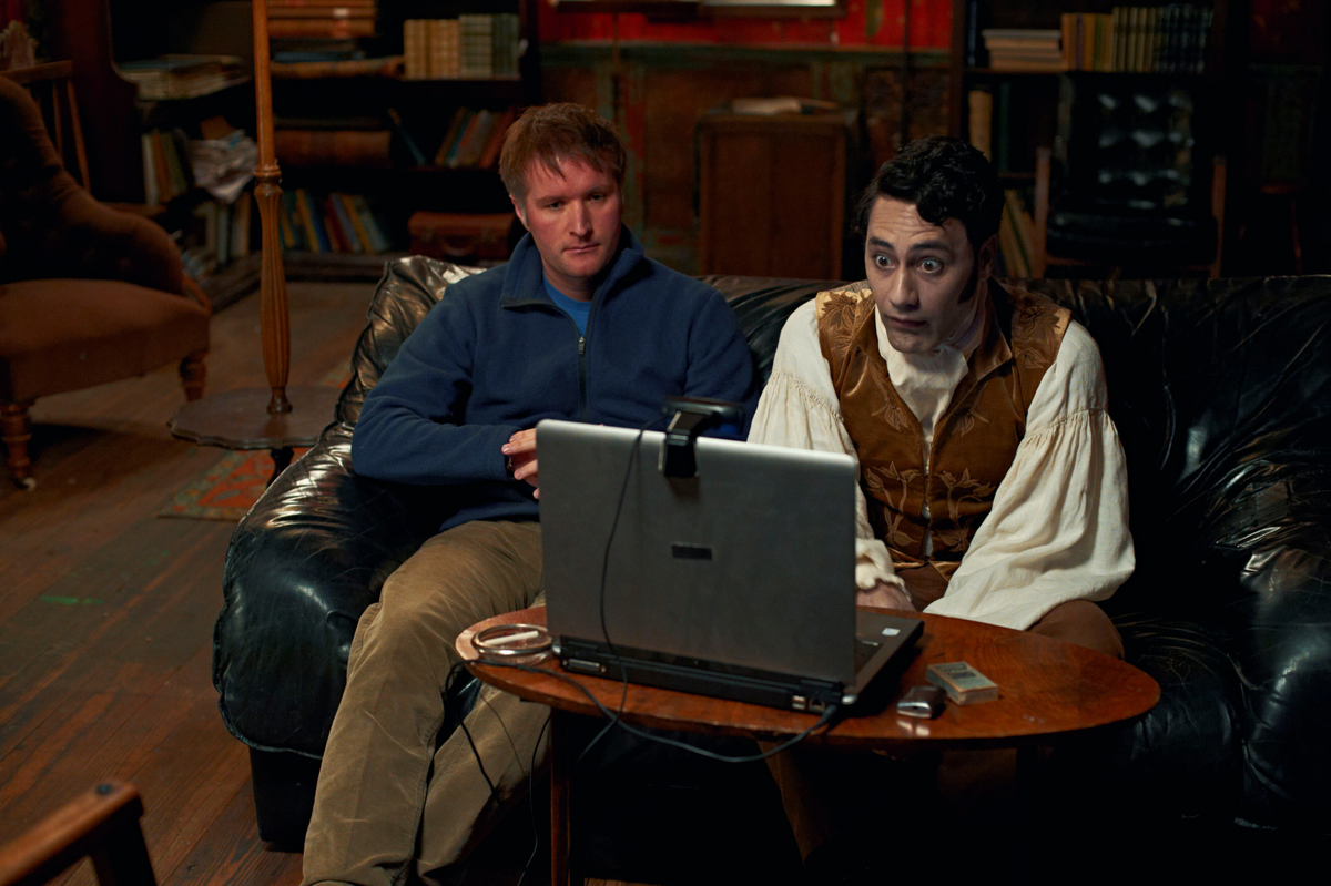 Кадр из фильма What We Do in the Shadows. Режиссеры: Джемейн Клемент, Тайка Вайтити. Операторы: Ричард Блак, Д.Дж. Стипсен. Производство: Defender Films, Funny or Die, New Zealand Film Commission, Resnick Interactive Development, Unison Films. Показ в России: Вольга, Арена