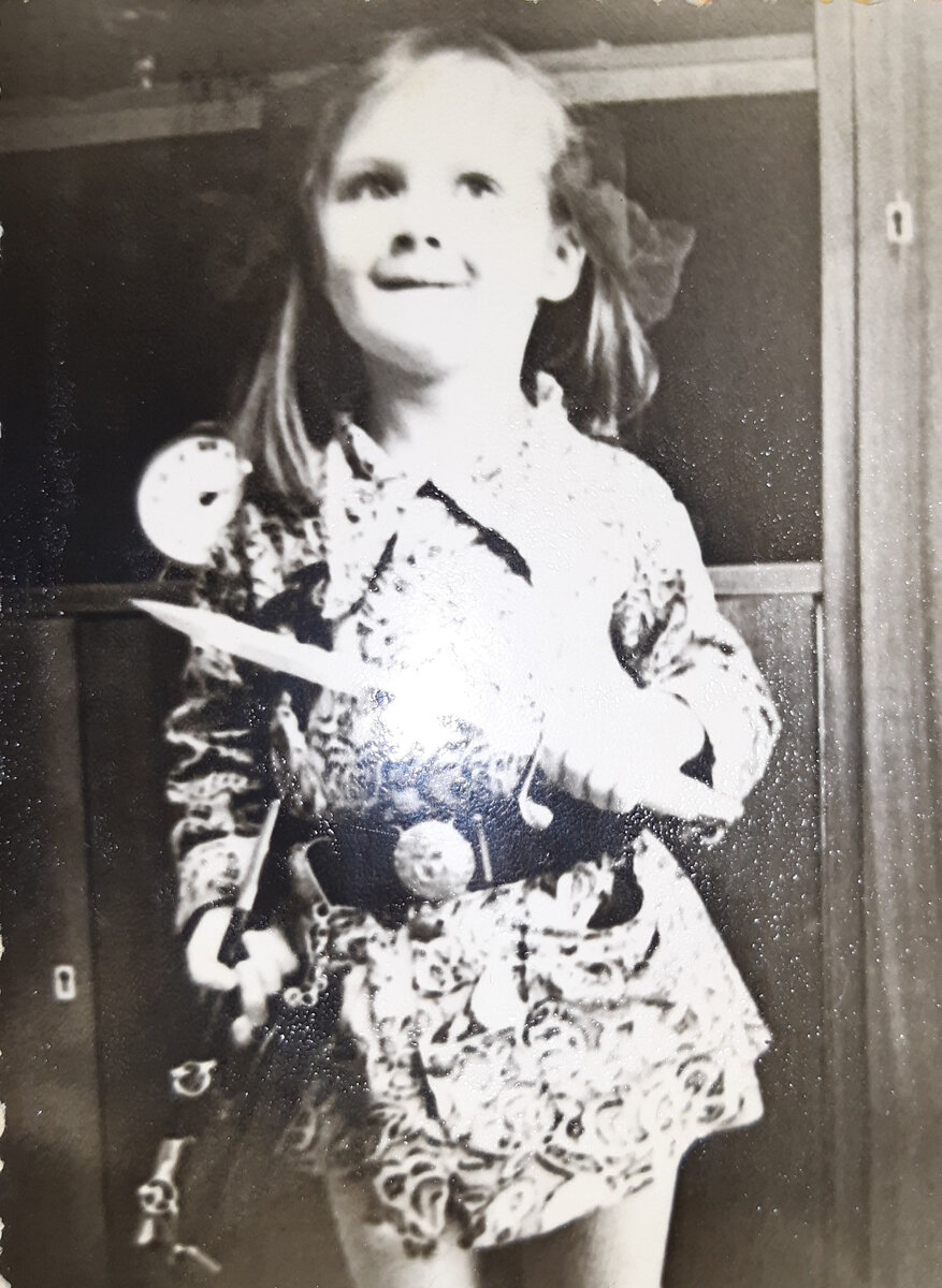 Это та самая фотография с кортиком, о которой говорится в письме. Папа в ту пору служил мичманом на подводной лодке, поэтому кортик не игрушечный, а самый настоящий! ))