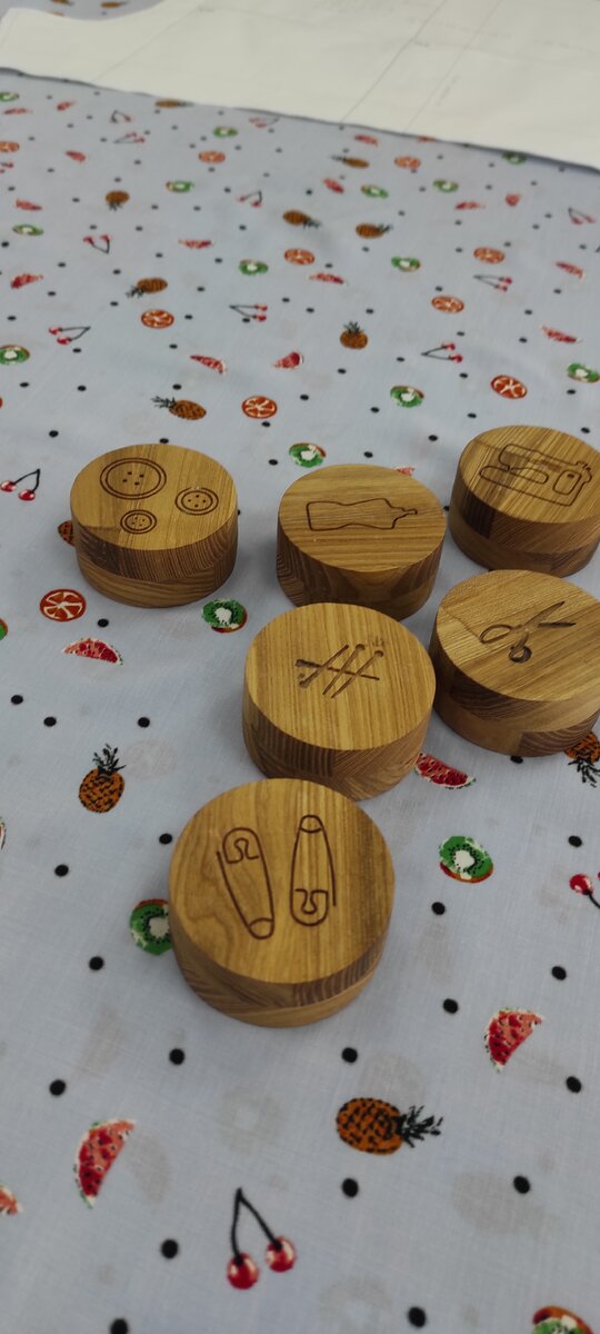 Вот грузики для ткани, чтобы она не съезжала во время раскроя