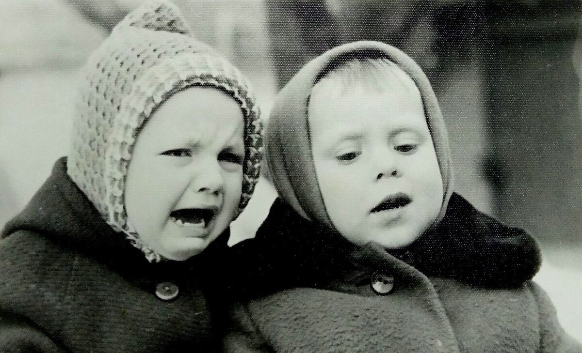 Аня и я. Здесь я успокаиваю свою подружку: не бояться фотографироваться. Я ж на год старше, а значит больше разбираюсь в жизни.) Но Аня плачет при виде объектива фотоаппарата. Фото из личного архива. Такими смешными мы были приблизительно в  1971-м году.