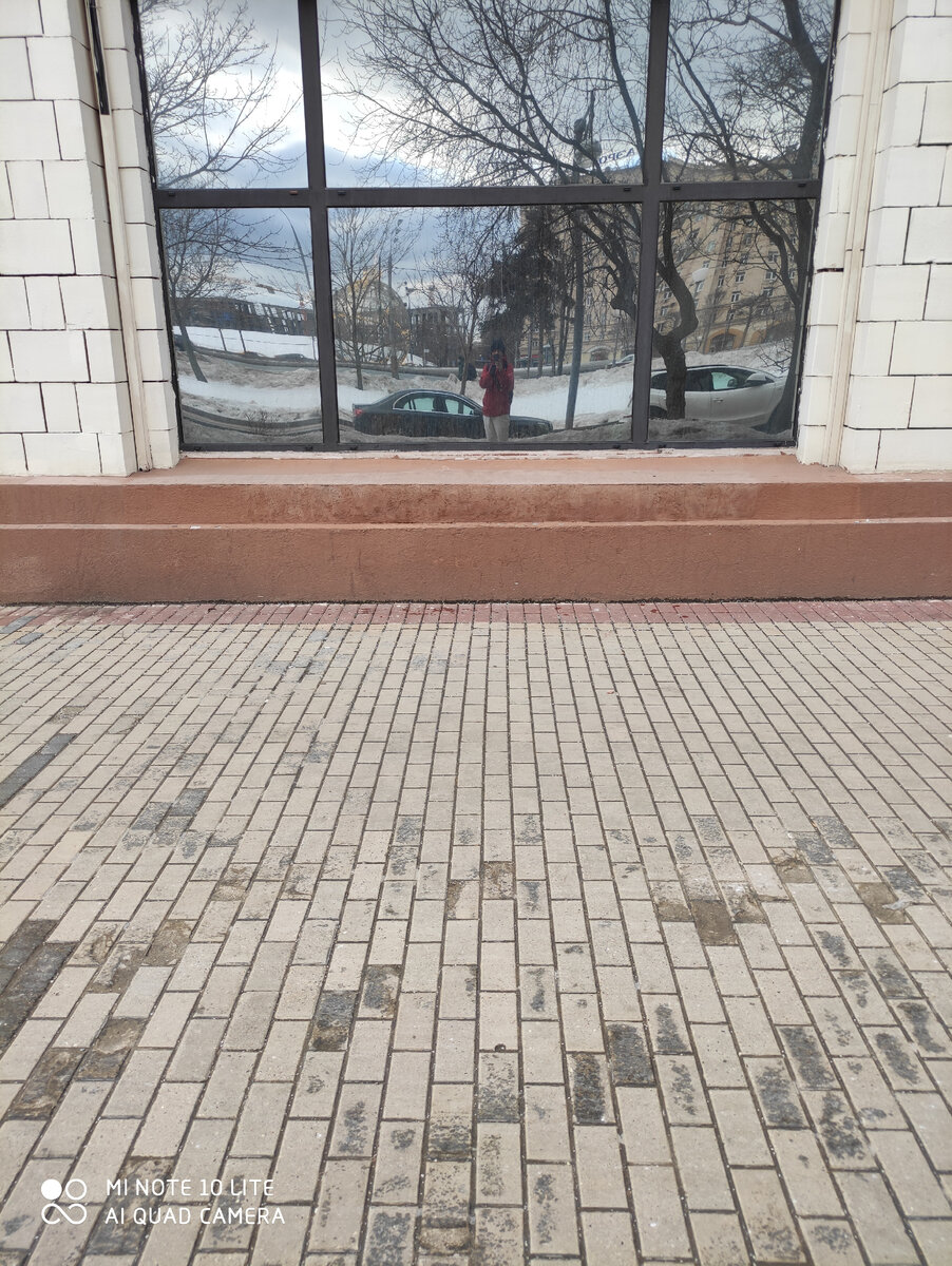 Вы меня видите?  В центре красное - это я.