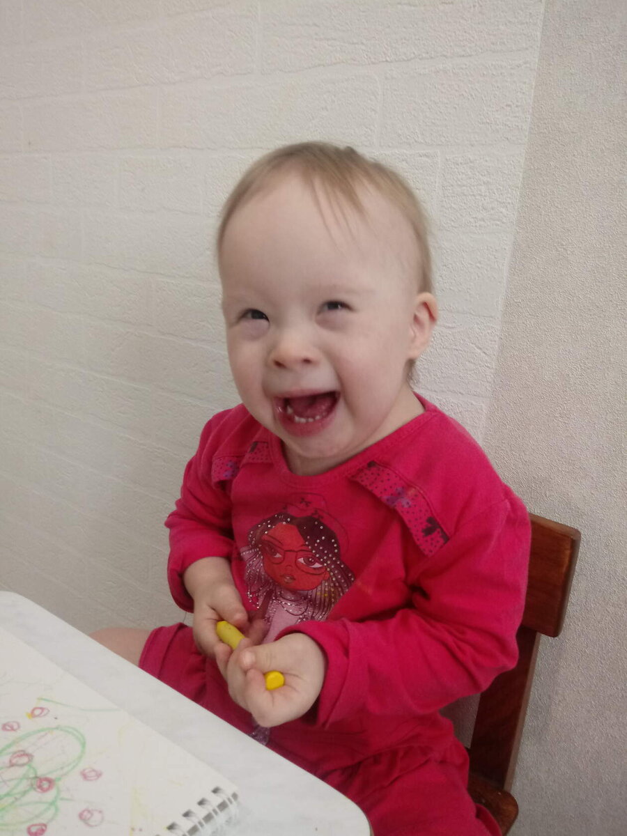 Марусенька учится рисовать