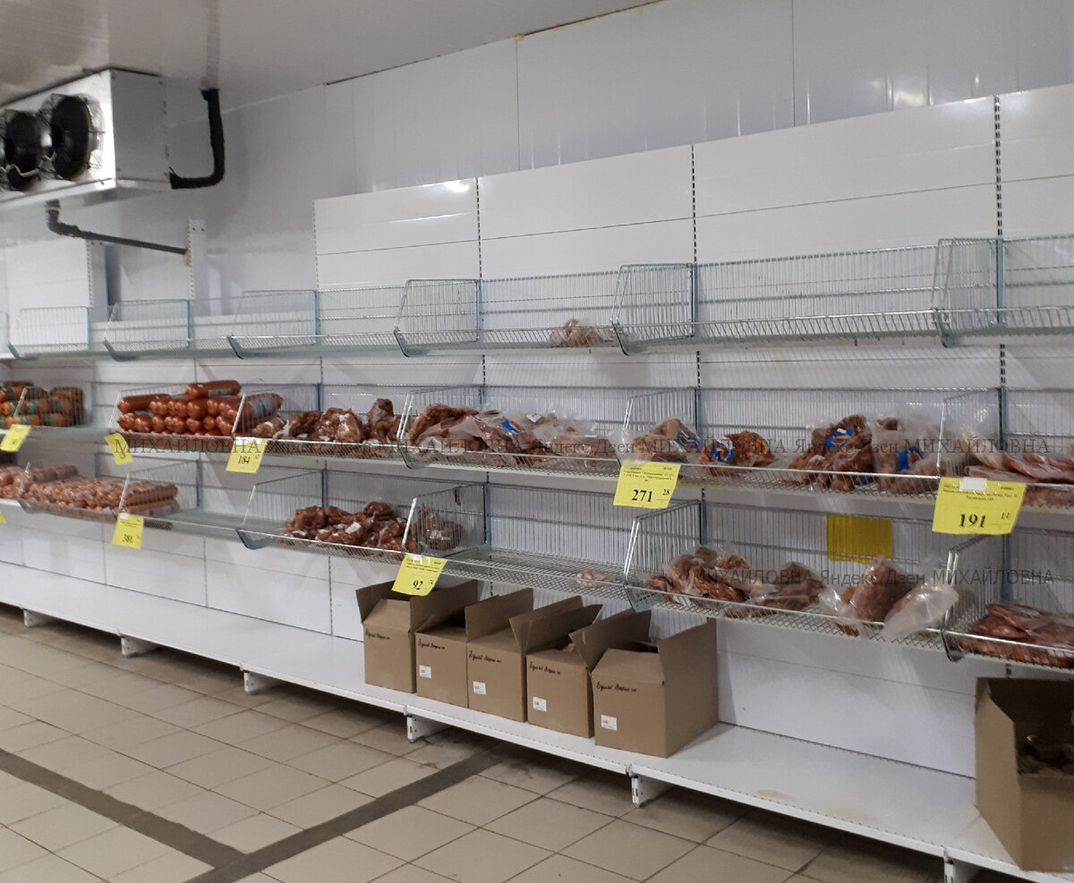 Полки в колбасном отделе магазина Светофор города Москвы, магазин светофор обзор товаров 16.03.2022г., магазин светофор акции и новинки, магазин светофор самый полный обзор