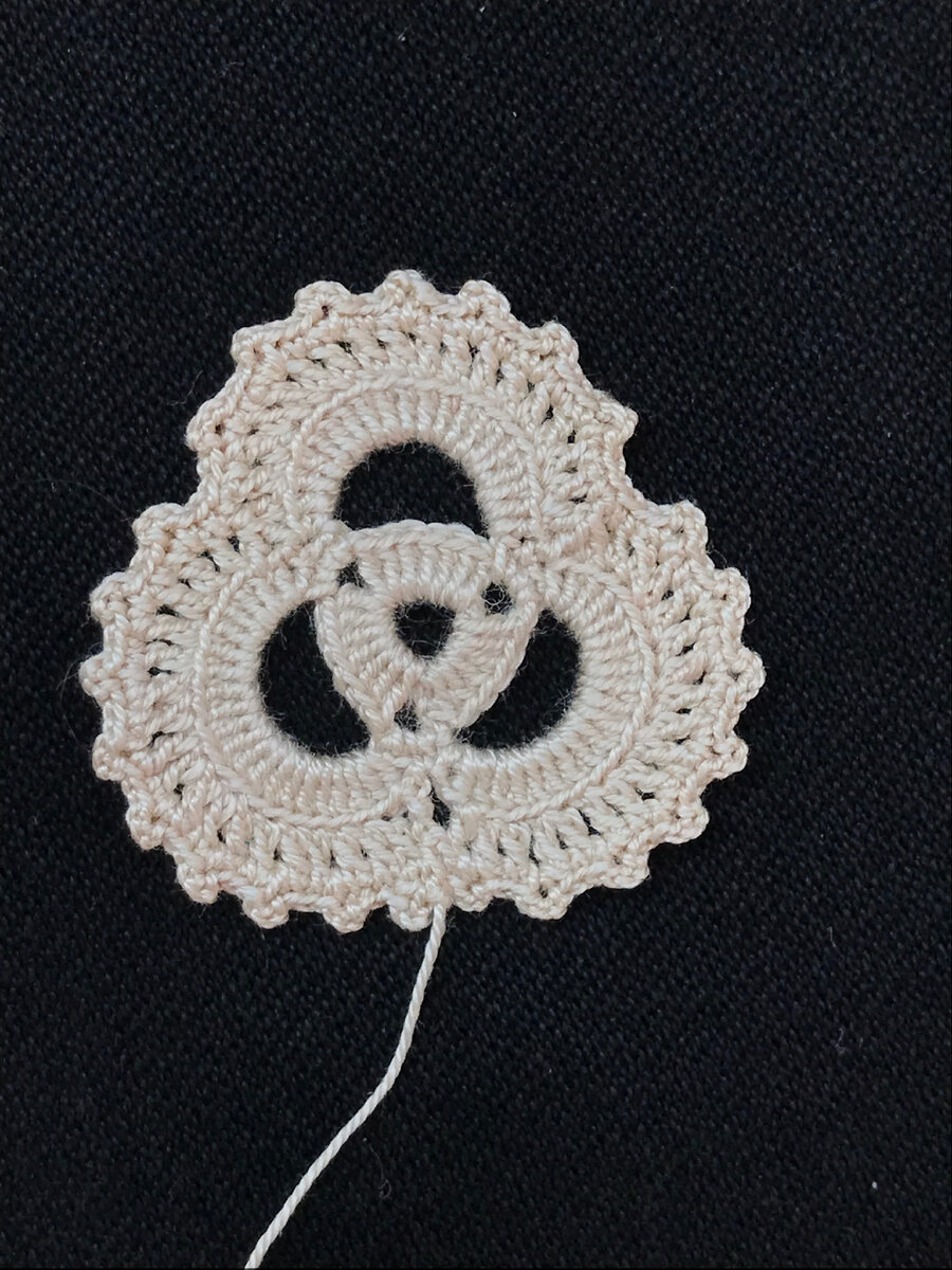 1 вп подьема,( 1сбн, пико, 1сбн) в арочку предыдущего ряда, в следующую арочку 1сбн. И так повторяем пока не обвяжем все лепестки, соед. столбик. 