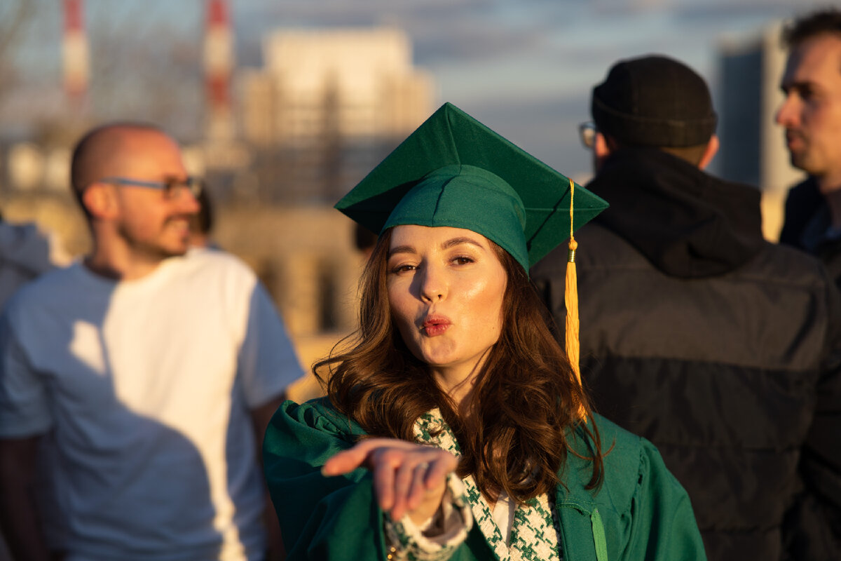 Рисунок 1. Я через 2 часа после защиты кандидатской диссертации. На мне зелёная мантия и шапочка - подарок от любимых друзей. Волосы уложены Дайсоном - подарок от мужа. 
