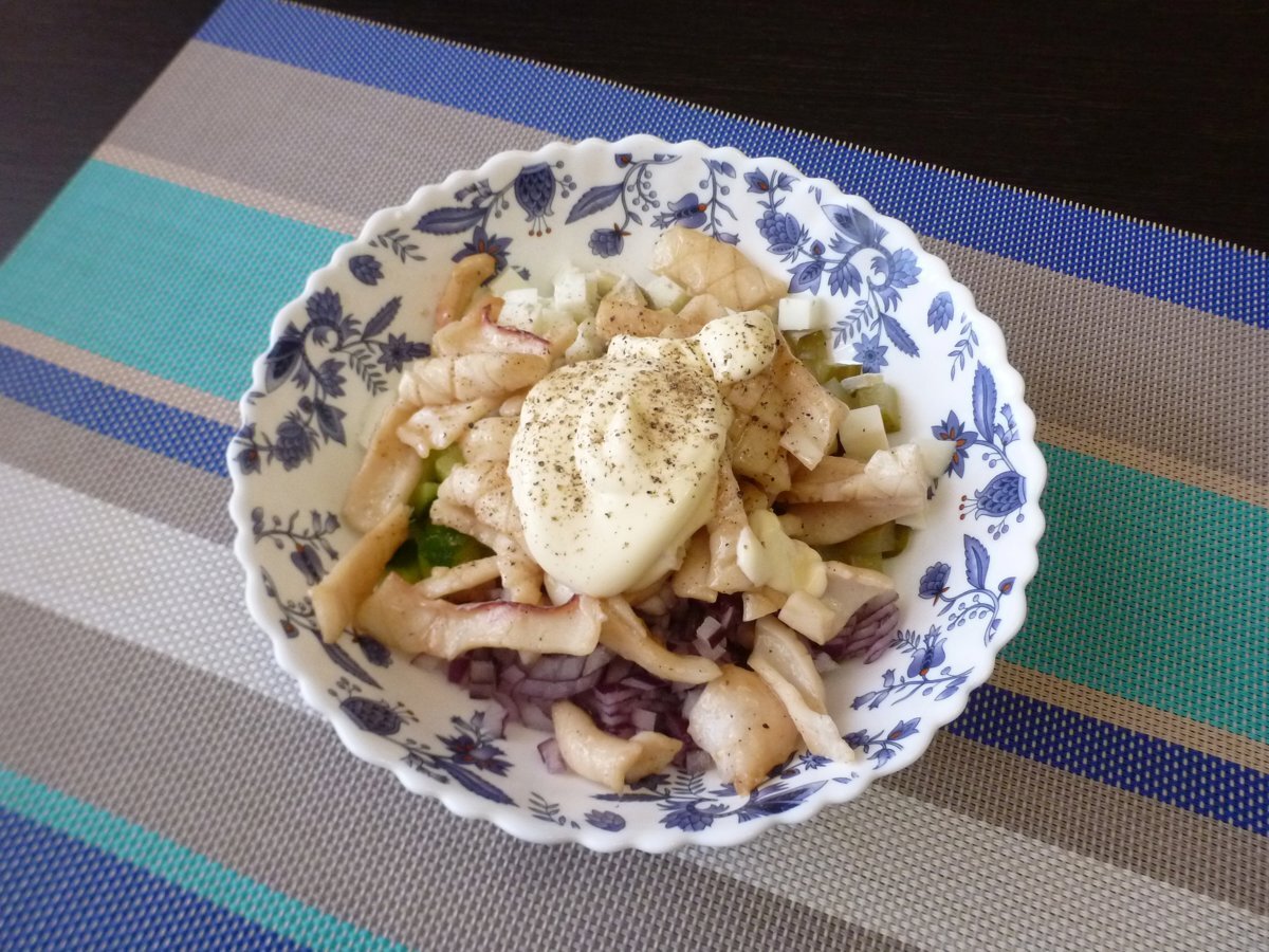 Салат с кальмарами, свежими и маринованными огурцами | Вкусномир - домашние  рецепты. | Дзен