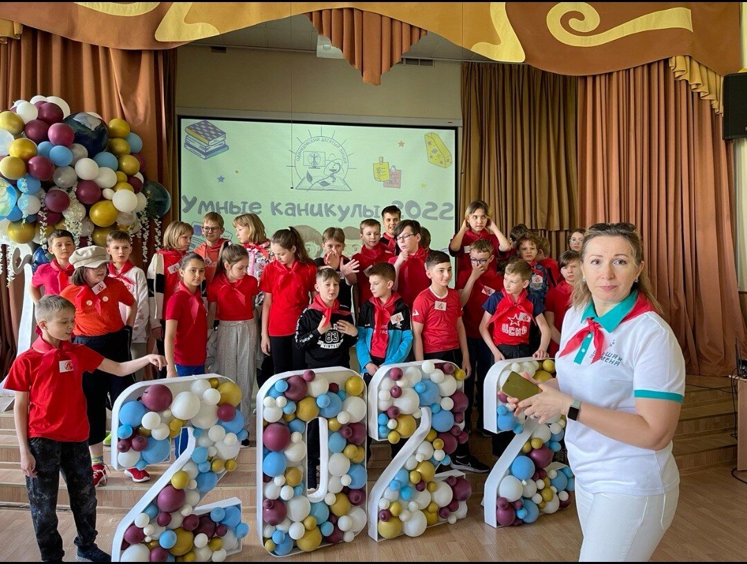 После чего дети пошли в актовый зал, где была разыграна сценка с предысторией и были розданы первые задачи.