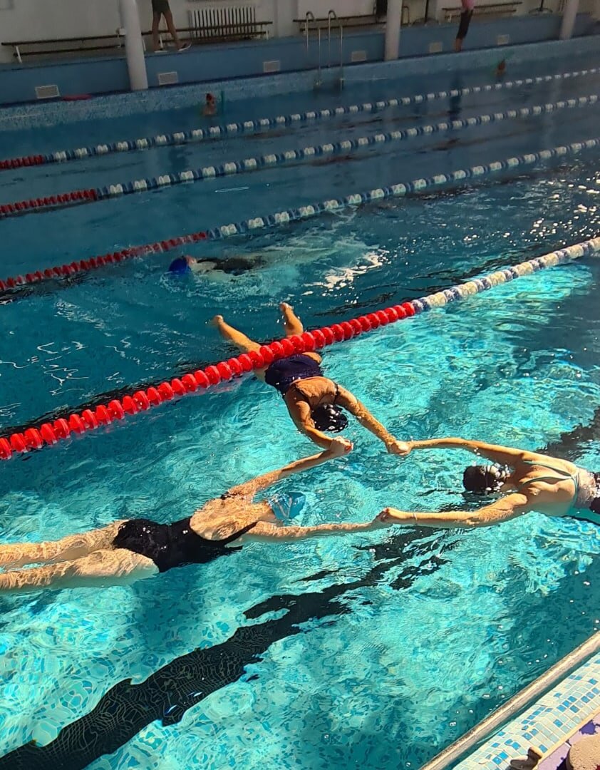 На занятии в бассейне 