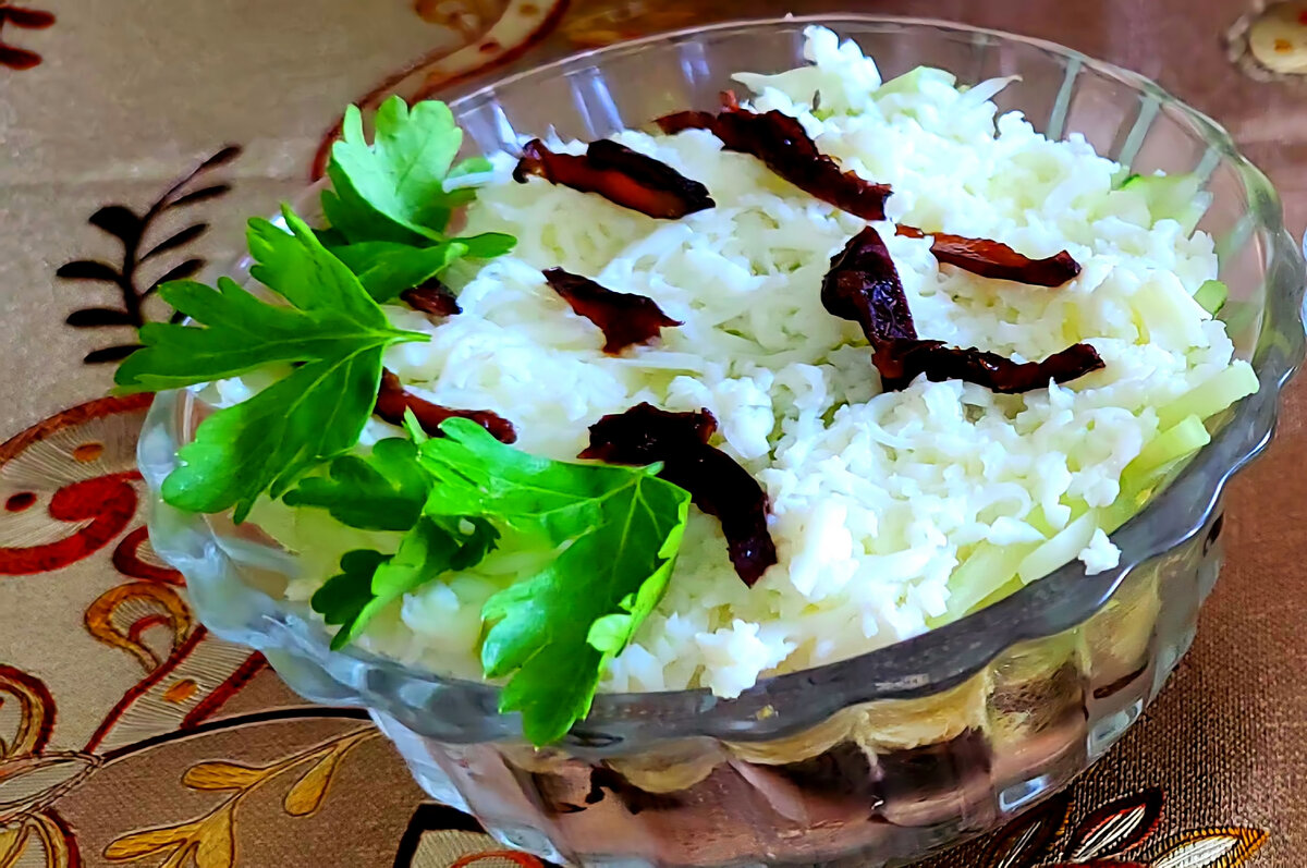 Салат очень вкусный состоит из нескольких слоёв 
