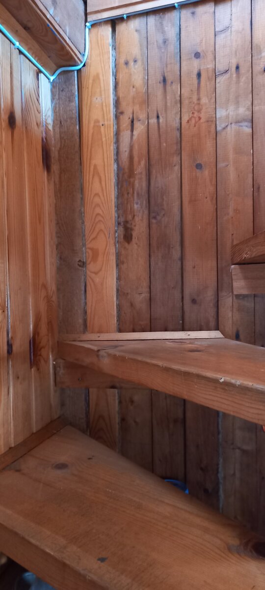 Каждая ступень повёрнута на 18°, всего ступеней 10, итого разворот на 180 ° на высоте 3 метра.