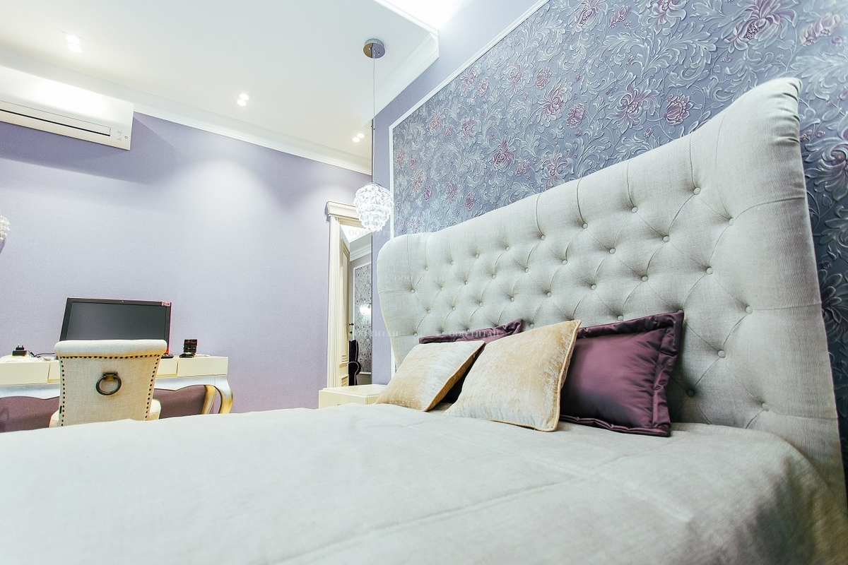 Интерьер спальни с отделкой в цвете Very Peri. Фото с сайта https://titanremont.ru