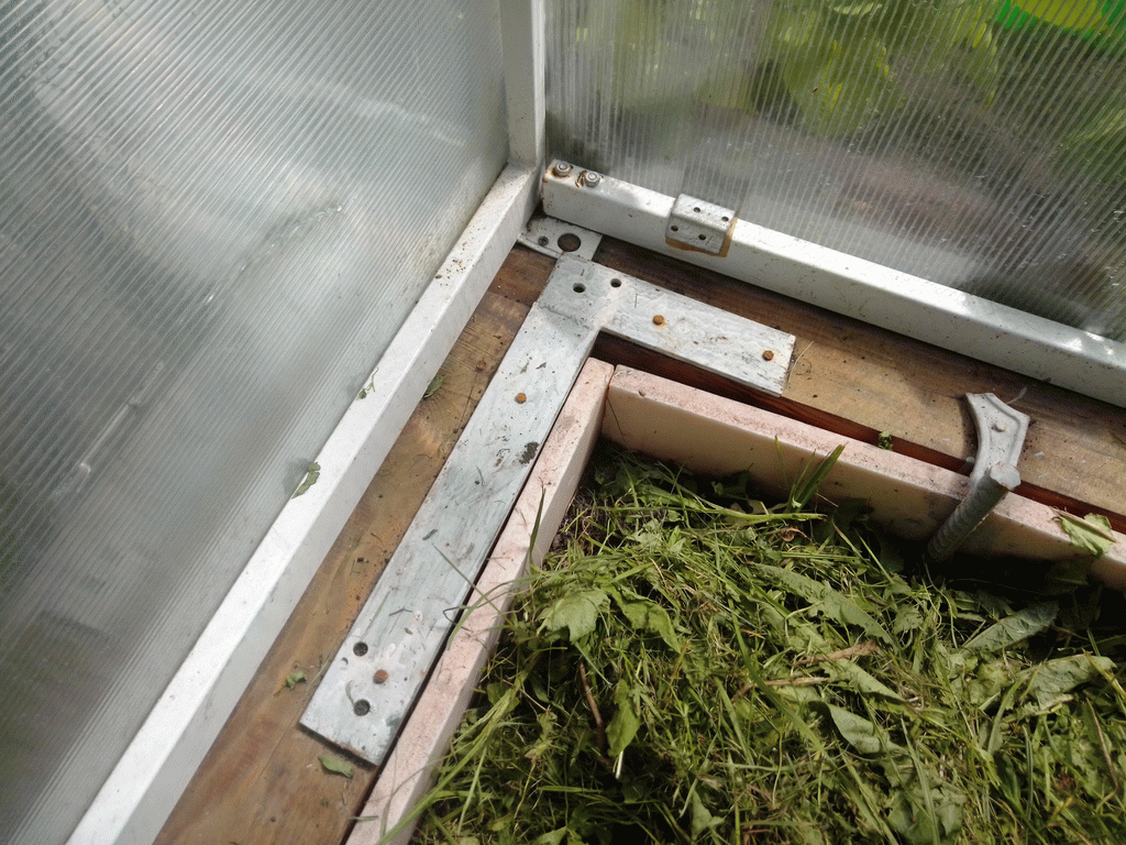 Г-образная пластина для крепления углов.