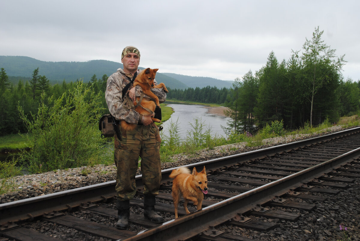 По дороге на заимку. На руках у меня Нойта, внизу Аська. Стоим на западном участке БАМа, позади река Геткан.