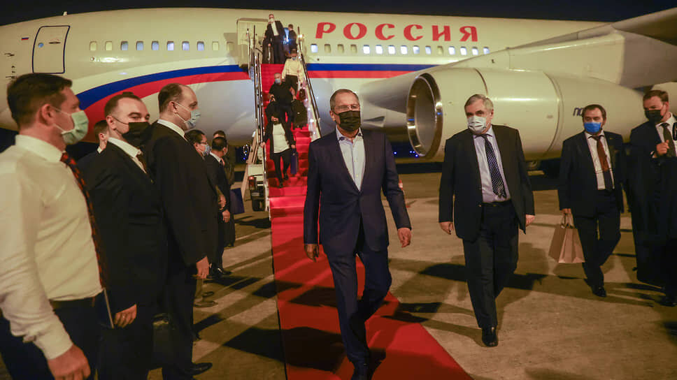 фото rbc.ru Сергей Лавров с сопровождающими его родственниками и членами семьи.