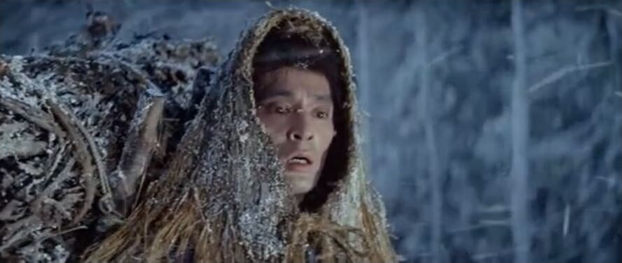 Для защиты от холода и снега у этих шлимазлов только капюшоны из травы. || Здесь и далее - кадры из фильма "Квайдан", 1964. Kwaidan - это старая транслитерация слова kaidan, рассказы о загадочном и ужасном. Фильм состоит из 4 киноновелл. "Снежная женщина" - вторая из них.