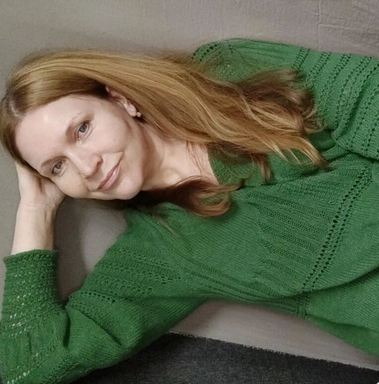 Джемпер с баской связан из 100%льняной пряжи.