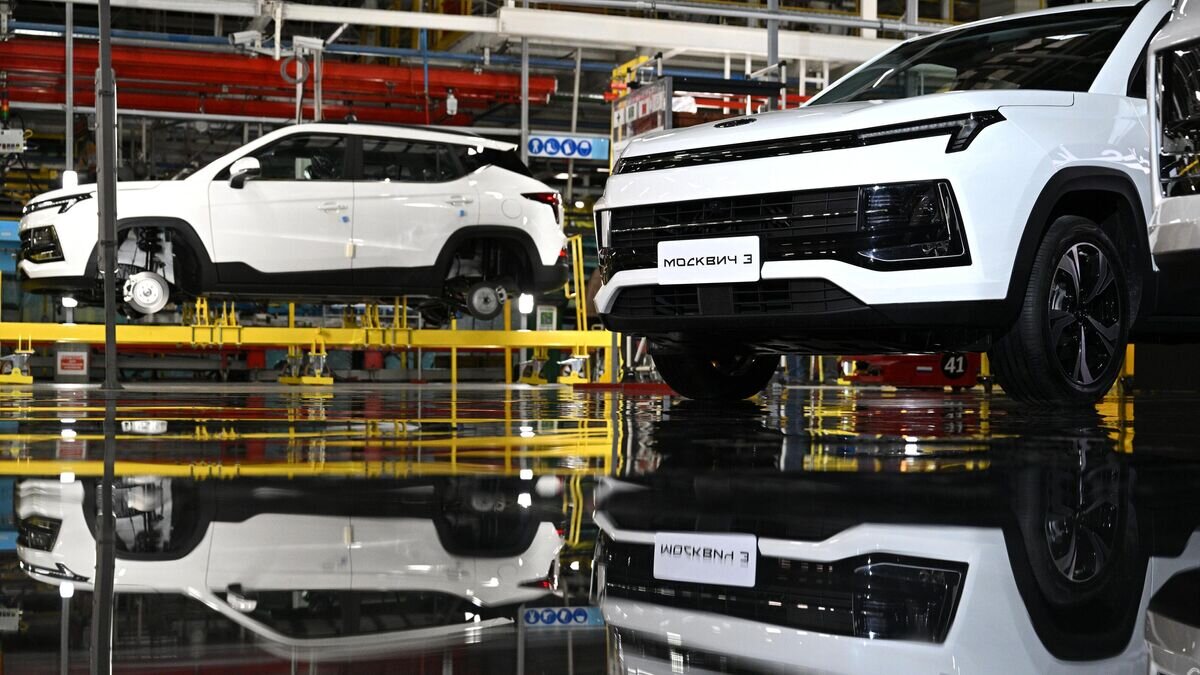    Производственная линия на Московском автомобильном заводе "Москвич"© РИА Новости / Рамиль Ситдиков
