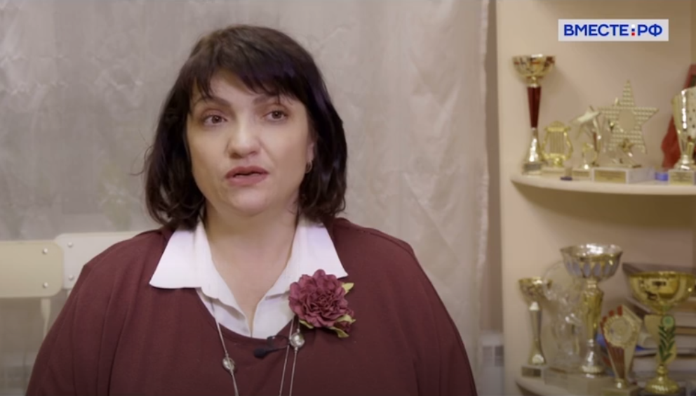 Ирина расскажет, как активная творческая жизнь ее семьи поспособствовала ее первой общественной должности. Зайдем к ней в гости, узнаем, как она познакомилась с супругом в Австралии, работая по профессии – артисткой балета.