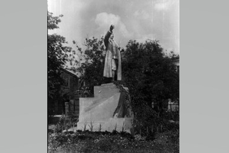 Памятник сталину в звенигороде. Сатка памятник Сталину. Сквер героев Сызрань. Звенигород памятник Сталину. Памятник Сталину в Ярославле.