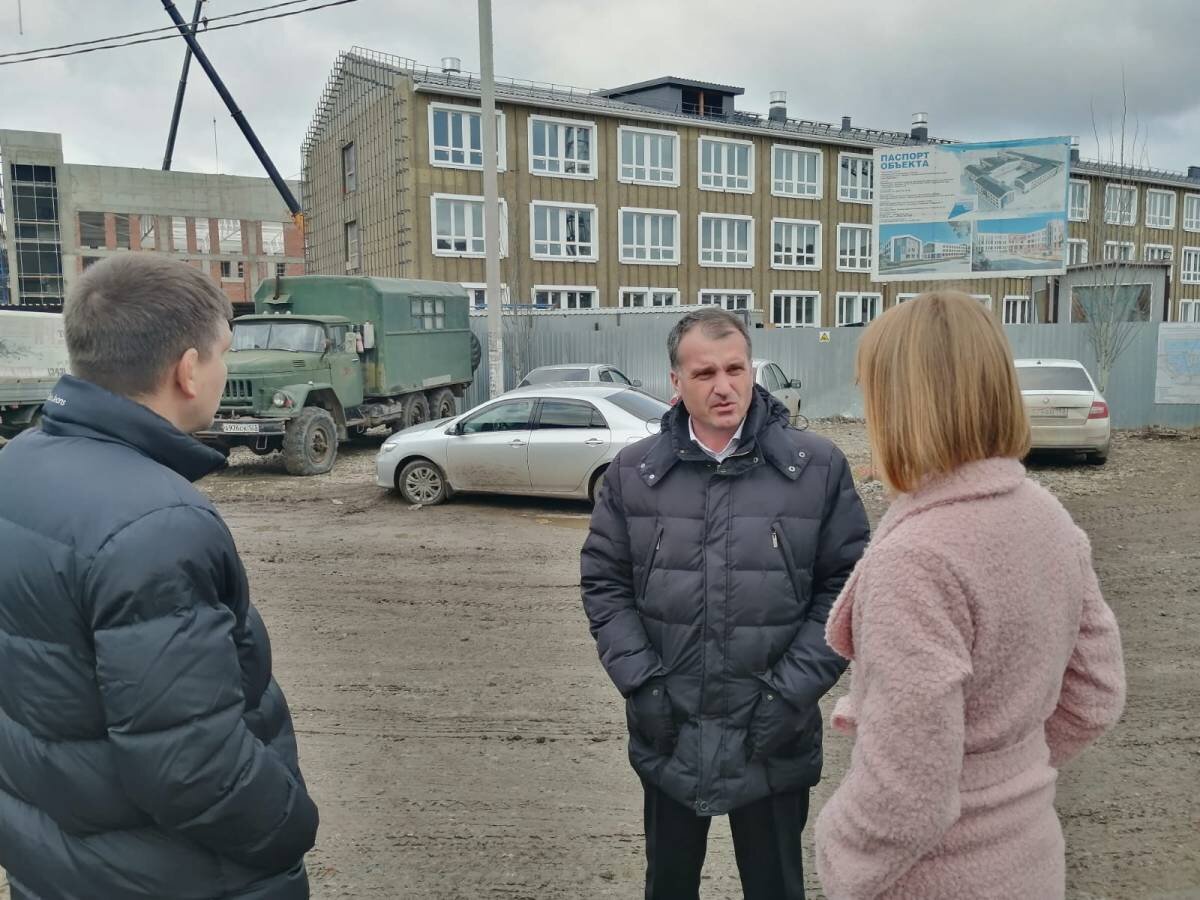 Депутат ЗСК Светлана Ангальт провела выездное рабочее совещание на строительной площадке новой школы по улице Тверская 10