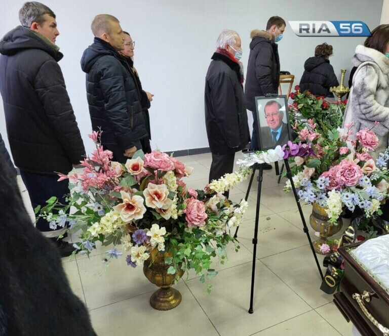    В Оренбурге проходит церемония прощания с экс-министром образования Вячеславом Лабузовым Кристина Просвиркина