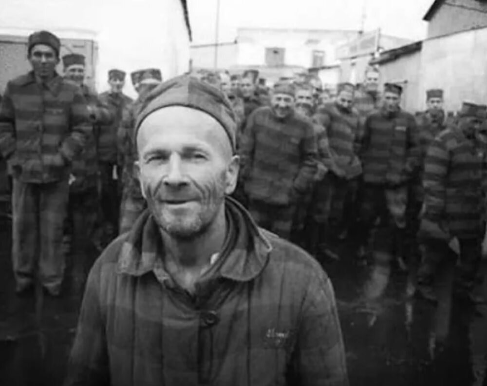 Смотрю на зека: В одной руке фрица несет а в другой вражеский пулемёт - Как вовевали Зеки в Великую Отечественную