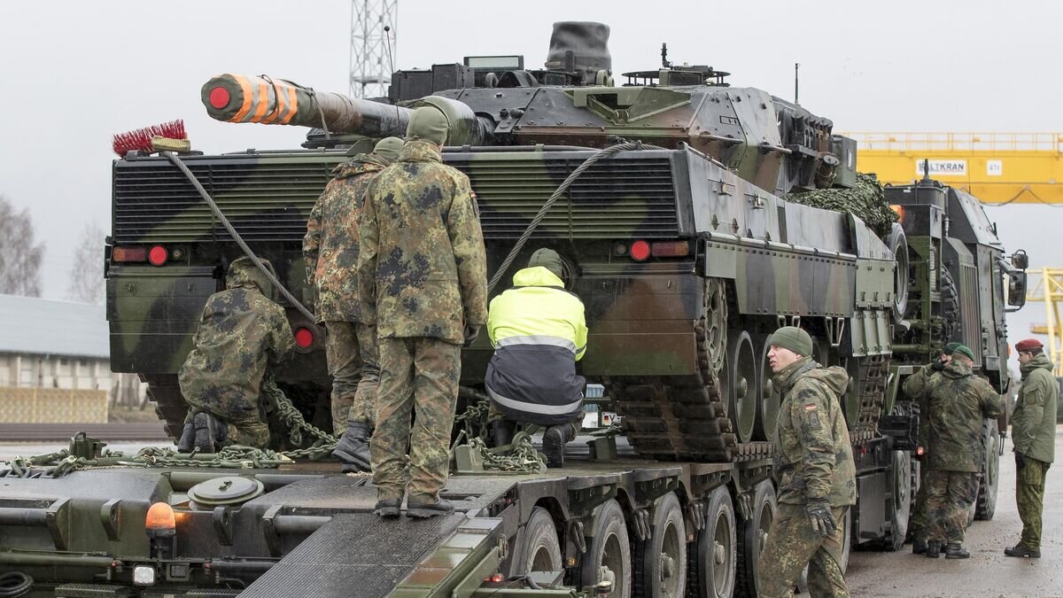    Солдаты немецкой армии загружают танк Leopard 2© AP Photo / Mindaugas Kulbis